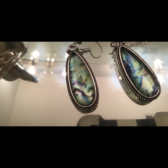 Beautiful green stone colored earrings - Picture 1 of 3